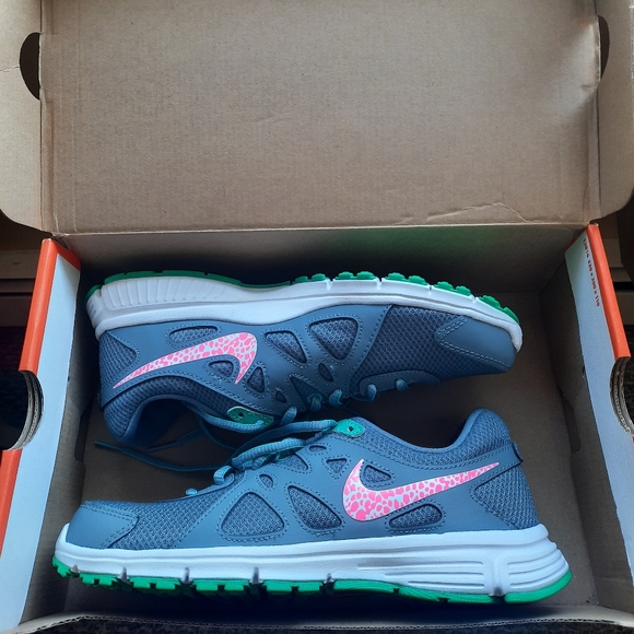 Nike Revolution Sneakers (sz. 9) - Picture 5 of 6